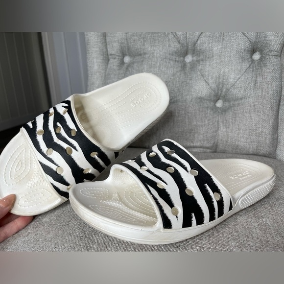Crocs Classic Animal Print Slides Sandals Womens Size 11 Zebra 9 Mens. - Picture 1 of 4